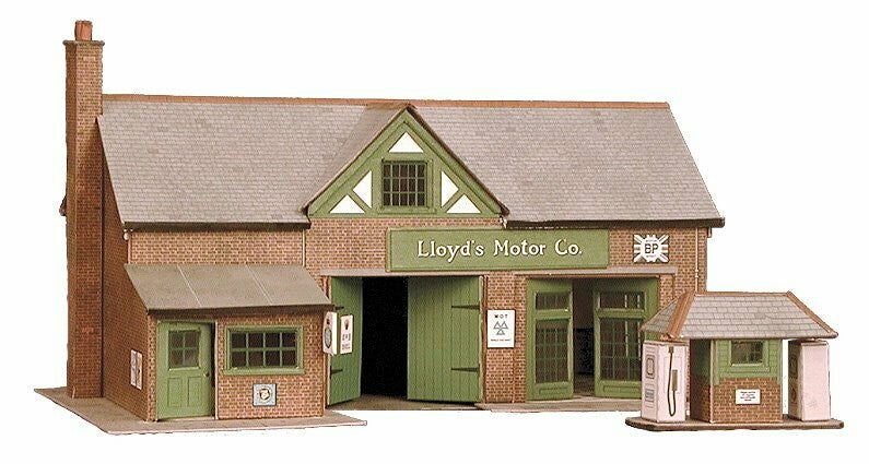 SUPERQUICK: Country Garage And Petrol Pump B32