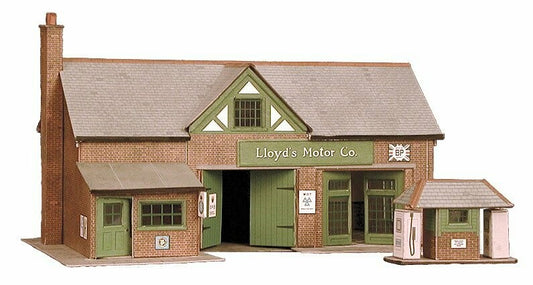 SUPERQUICK: Country Garage And Petrol Pump B32